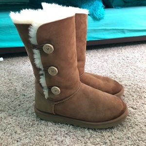button ugg boots